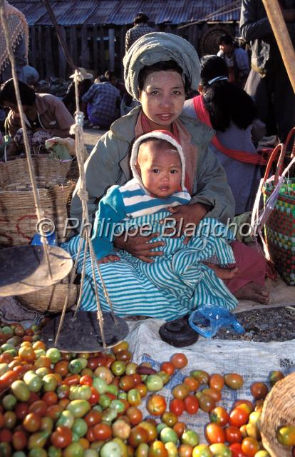 birmanie 18.JPG - Femme et son enfantMarché de Nyaungshwe (Yaunghwe)Lac InleBirmanie (Myanmar)